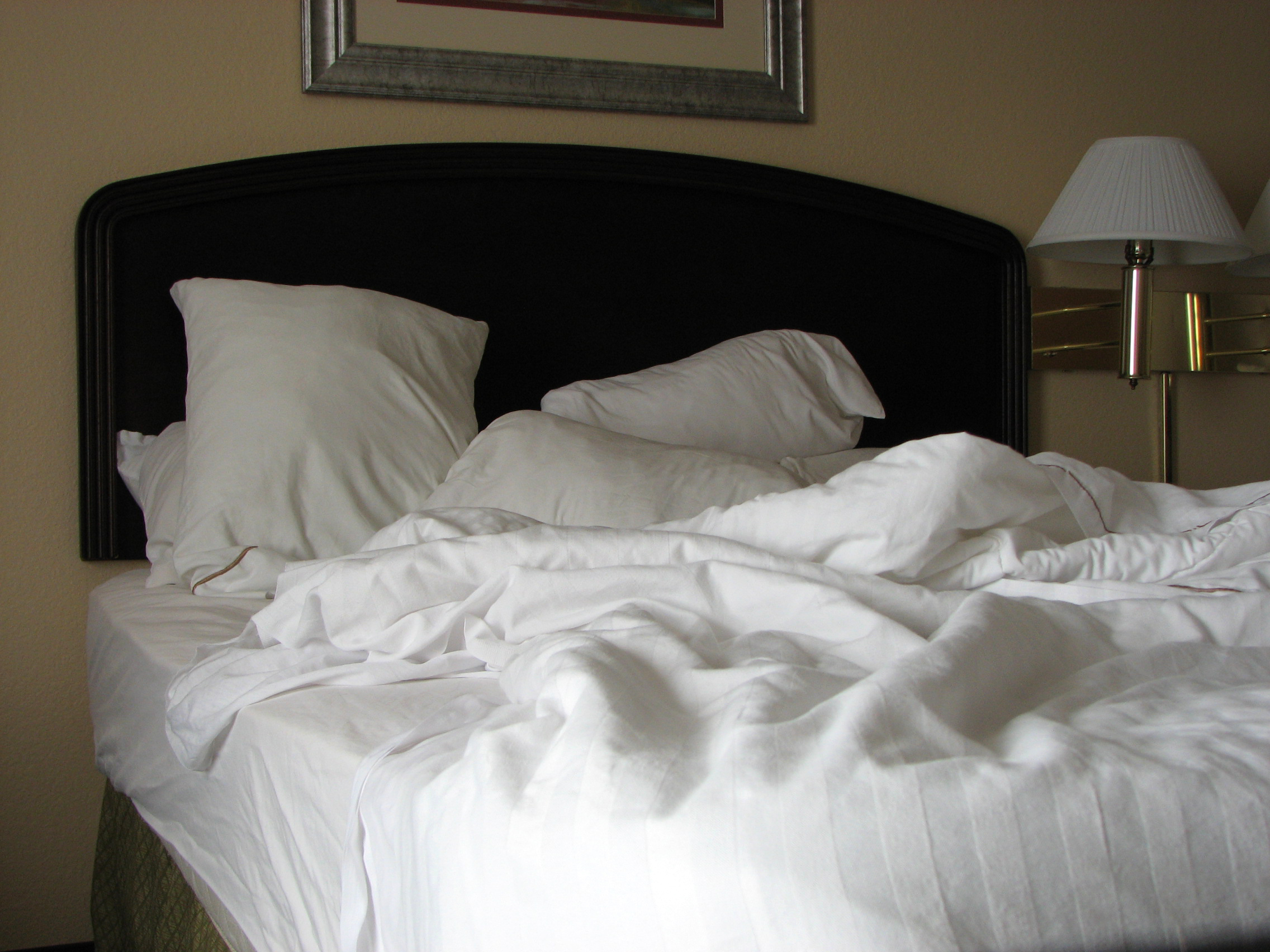 Мачеха кровать отель сын. Незаправленная кровать. Неубранная кровать. Незаправленная кровать в отеле. Неубранная постель в отеле.